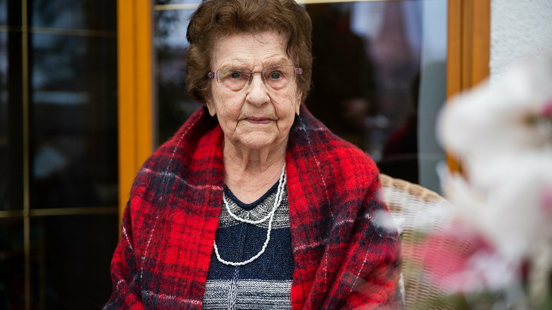 Margarete Senftleben sitzt im Wintergarten ihres Hauses in Kunnerwitz. Am Freitag wird sie 100 Jahre alt.