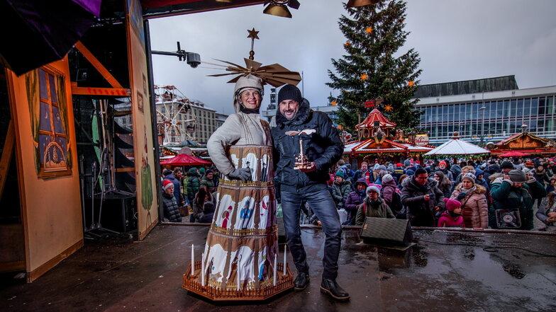 Mit Flügelrad und Holzkleid - als Pyramide auf dem Dresdner Striezelmarkt