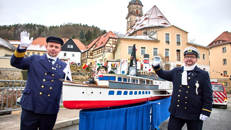 Lars Fuchs (l.) und Tim Hoppe trugen das Modell des Dresdner Salondampfers beim Königsteiner Umzug am Sonnabend.