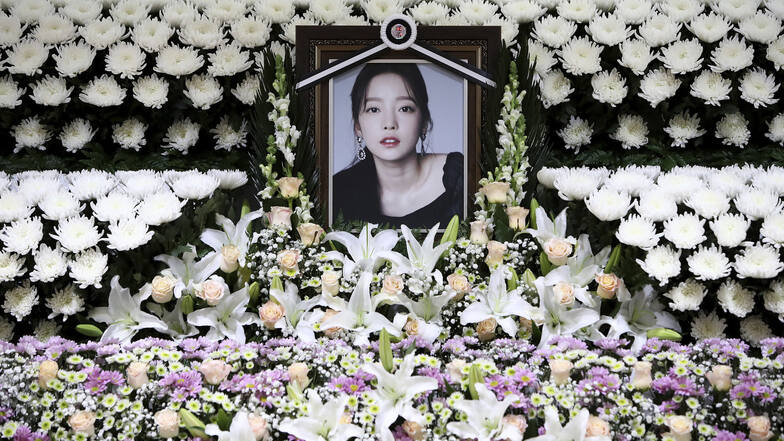 Blumen stehen vor einem Gedenkaltar für Goo Hara, Sängerin und K-Pop-Star.