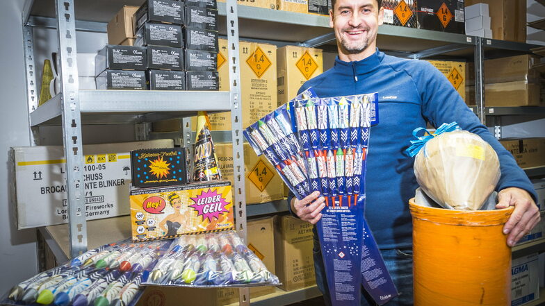 Marcel Seifert ist Feuerwerk-Fachhändler. Er bietet Produkte für den Privatgebrauch – aber hat auch Großfeuerwerke wie die Kugelbombe rechts (im Foto eine Attrappe), die nur von ausgebildeten Pyrotechnikern wie ihm gezündet werden dürfen.