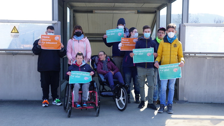 Freitaler Schüler fordern barrierefreien Bahnhof