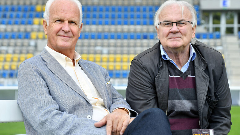 Treffen in Jena: Der frühere DDR-Nationalspieler Peter Ducke (r) und der ehemalige Coach der DDR-Nationalmannschaft, Bernd Stange kamen im Oktober 2016 in Jena im Ernst-Abbe-Sportfeld während eines Fernsehinterviews zusammen.
