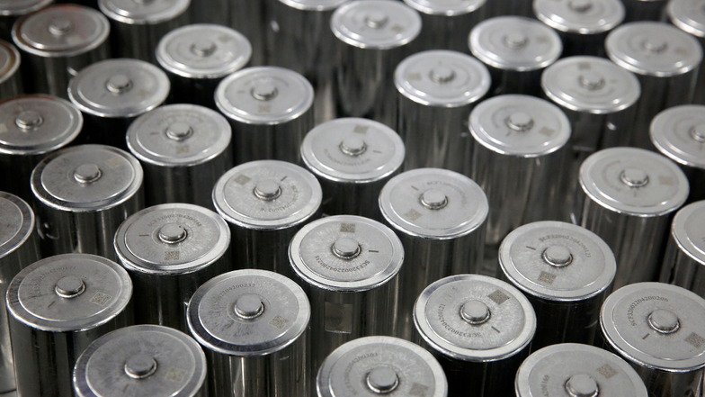 Die Ultrakondensatoren sehen aus wie herkömmliche Batterien, aber die Technik ist eine andere, ebenso wie die Anwendungsgebiete. Sie sind außerdem deutlich größer und leichter. Ultrakondensatoren können auch zu größeren Speichermodulen verbunden werden.