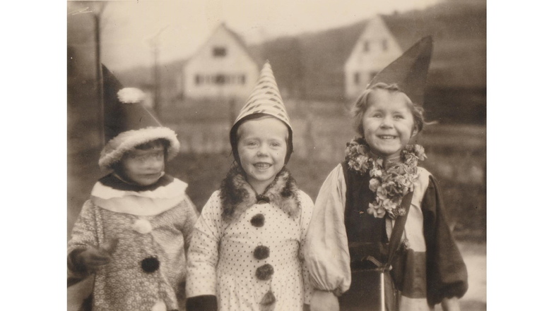 "Mehr draußen und im Wald als zu Hause." Eva (M.) mit ihren Freundinnen beim Fasching 1939. Spielkameraden gab es für sie in der Siedlung zuhauf.