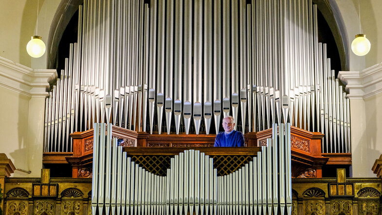 Kirchenmusikdirektor und Kantor Gottfried Trepte steht an der Orgel der Lutherkirche. Bei ihm lernen Kurrendekinder singen.