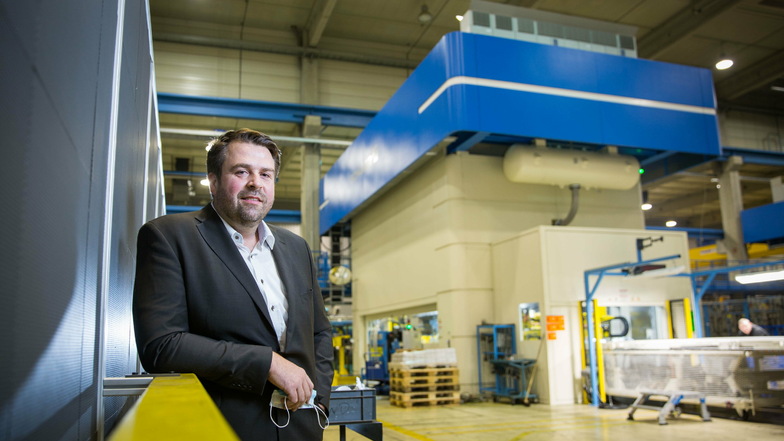 Mirko Schmidt ist Geschäftsführer von KWD Radeberg. Sieben Millionen Euro hat die Firma in den Metallkoloss im Hintergrund investiert.