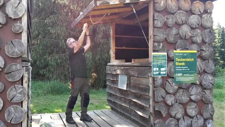 Alles in Ordnung am Forststeig? Hüttenwart Jens Dzikowski überprüft das Biwak am Taubenteich bei Rosenthal.