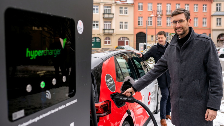 Lädt: Rathauschef Ronald Kretzschmar (re.) und Gunnar Schneider von Sachsen-Energie haben die Ladesäule für E-Autos eingeweiht.