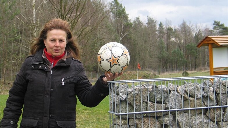 Diese Mauer soll überschossen und der Ball dahinter „eingelocht“ werden, erklärt Soccerpark-Chefin Dagmar Fellenberg. Seit letztem Jahr gibt es das neue Hindernis.