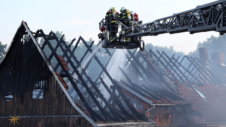 Der Dachstuhl des Brandhauses ist von den Flammen komplett vernichtet worden.