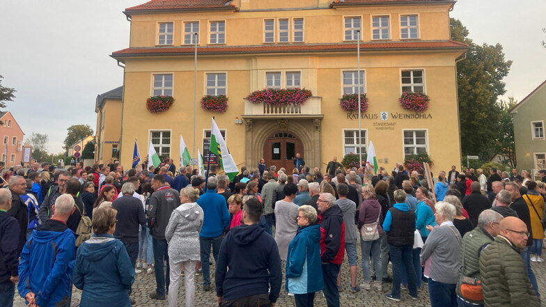 "Spaziergänger" stehen vor dem Rathaus in Weinböhla – bevor sie etwa eine Stunde durch die Gemeinde laufen.