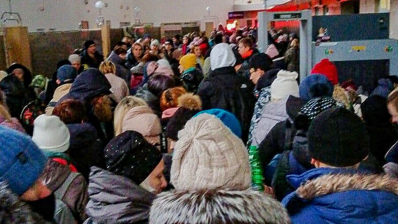 Tausende Ukrainer sind auf der Flucht. Die Grenze nach Polen musste zu Fuß überwunden werden. Dann gab es großes Gedränge am Bahnhof.