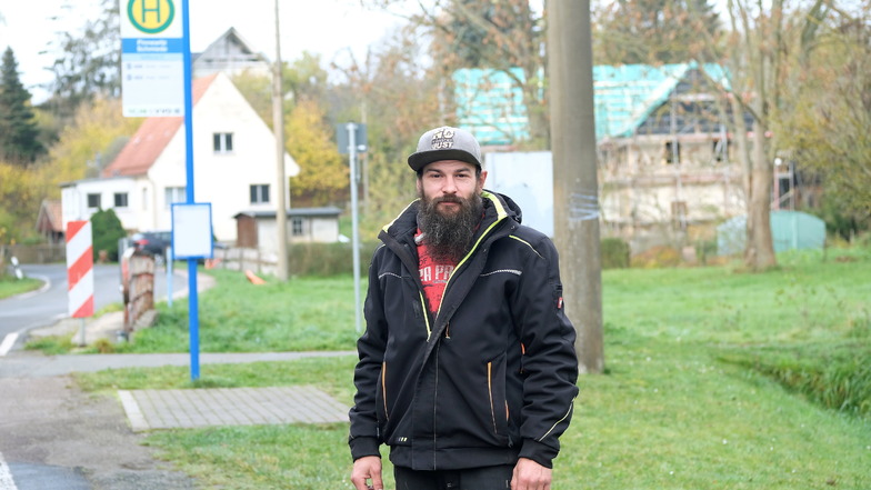 Stefan hat eine Bank für Pinnewitz gebaut, die an der Bushaltestelle im Ortskern stehen soll.