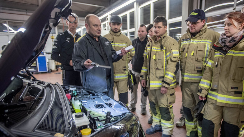 Feuerwehrleute der Seifersdorfer Ortswehr ließen sich von Mario Sonntag von der Radeberger Auto AG schulen. Das Thema: Was ist bei Unfällen mit E-Autos zu beachten.