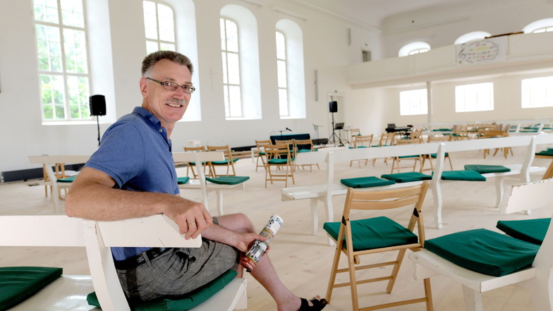 Pfarrer Peter Vogt freut sich über die rasch fortschreitende Sanierung des Herrnhuter Kirchensaals.