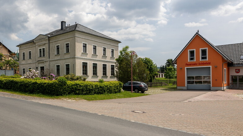 Die Stadt Dipps verkauft die alte Schule im Ortsteil Schönfeld, nachdem sich vier Jahre lang kein Interessent dafür gefunden hat. Die Feuerwehrzufahrt wird eigens gesichert.