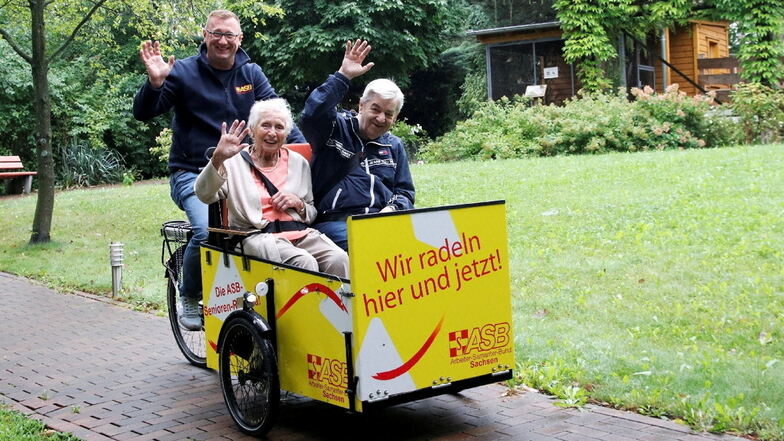 Rikschapilot Daniel Petzold vom ASB bringt die 96-jährige Ruth Junger und den 71-jährigen Manfred Mischke sicher und gut gelaunt zum Ziel.