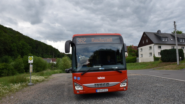 Ein Bus der Linie 362 fährt durch Reichstädt. Hier gibt es wegen der Bauarbeiten wieder Änderungen am Fahrplan.