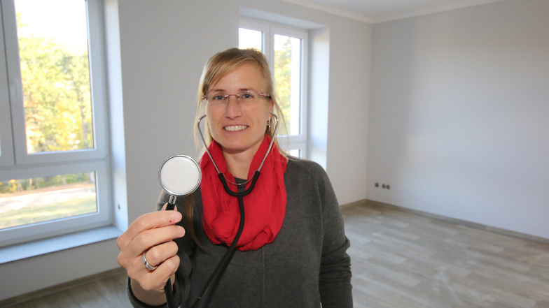 Dr. Christiane Voigt steht in ihrem noch leeren Sprechzimmer. Die Allgemeinmedizinerin eröffnet am 1. Januar ihre erste eigene Praxis in Waldheim.