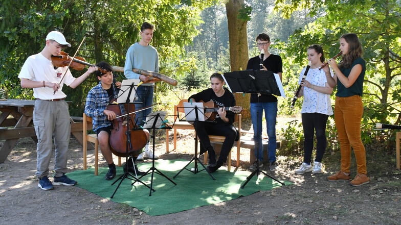 Zur feierlichen Eröffnung des Waldpädagogikzentrums spielte auch eine Musik-Gruppe des Radeberger Humboldt-Gymnasiums - alle auf Holzinstrumenten.