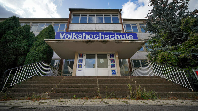 Im Schulhaus Typ Dresden Atrium am Schilfweg in Seidnitz hatte zuletzt die Volkshochschule ihren Standort. Noch immer ist das Schild über dem Haupteingang zu sehen.