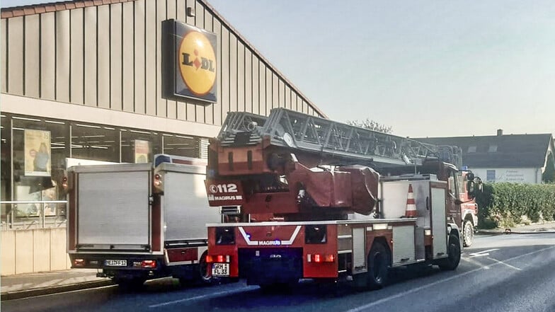 Großaufgebot an Freiwilligen Feuerwehren vor dem Lidl Einkaufsmarkt in Großenhain. Der Brand ist unter Kontrolle, der Einsatz dauert noch an.