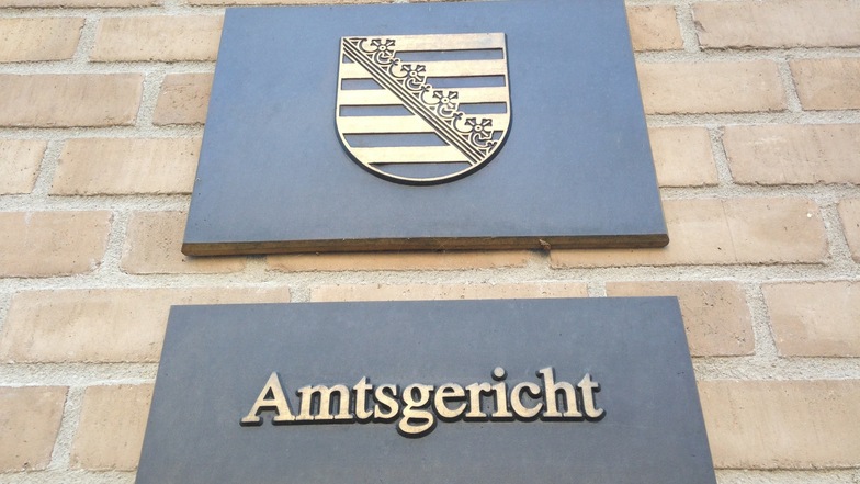Schild am Eingang des Dresdner Amtsgericht