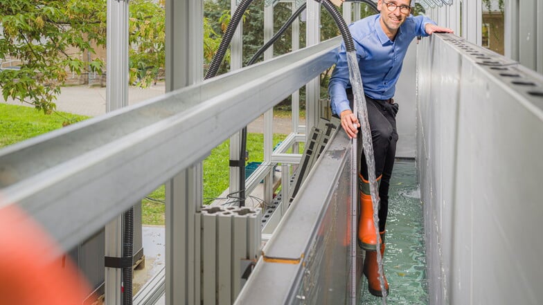 In einer Anlage prüft Sebastian Golz, wie Hochwasser auf Industriehallen-Fassaden wirkt.