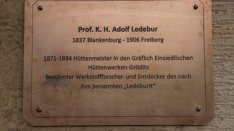 Seit Sonnabend ziert diese bronzene Gedenktafel den Haupteingang zum Verwaltungsbebäude der Gröditzer Schmiedewerke GmbH.