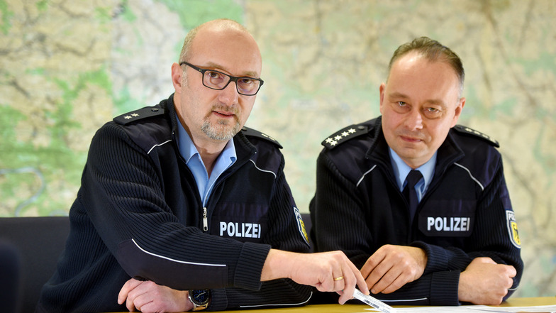 Peter Melloh (r.), stellvertretender Leiter der Bundespolizeiinspektion Ebersbach mit Pressesprecher Alfred Klaner.