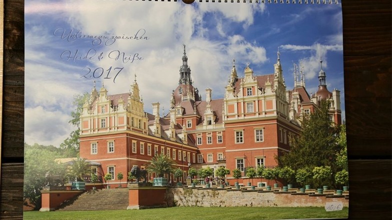 Fotokalender entlang der Neiße: Der Kalender für 2017 mit Bildern aus der Region wurde von Hans-Peter Berwig aus Horka erstellt. Verkauft wird das Kalendarium unter anderem in der Touristinformation im Erlichthof. Dort kann man ihn für zehn Euro erwerben.