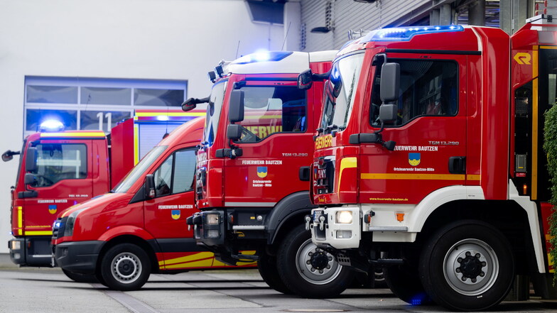 Fünf Fahrzeuge kann die Freiwillige Feuerwehr Bautzen-Mitte bei ihren Einsätzen nutzen. Im Bild sind vier davon zu sehen.