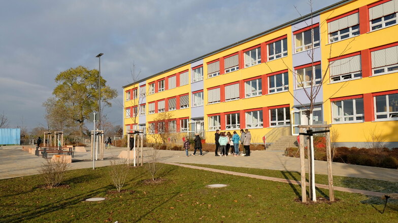 Die Arbeiten zur Sanierung der Schule auf dem Kalkberg kommen voran. In den nächsten zwei Jahren soll die marode Turnhalle abgerissen und eine neue als Ersatz gebaut werden.