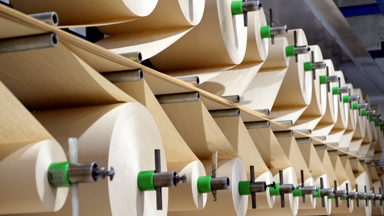Die Papierrollen für Konos in Nossen werden aus der Schweiz angeliefert.