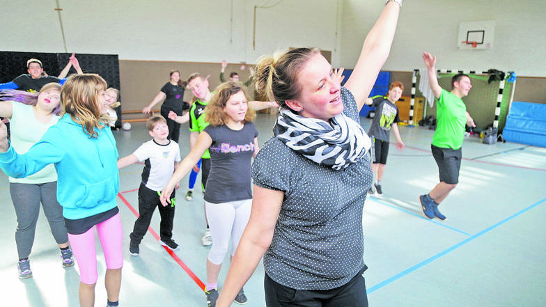 Babett Keller studiert mit Schülern der Förderschule Lichtblick derzeit eine Tanz-Choreografie ein. Die soll dann beim Wettbewerb „Schule tanzt“ in Dresden aufgeführt werden.