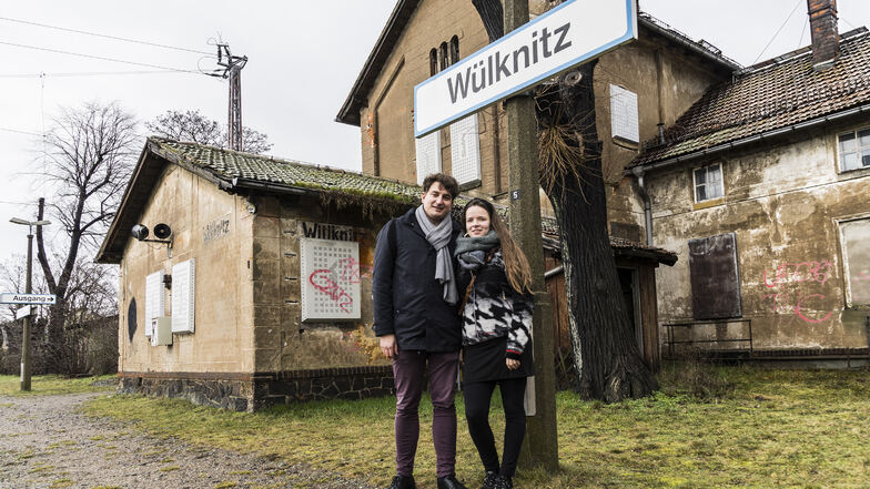 Wassily Nemitz und Magdalena Raddatz würden gern den Wülknitzer Bahnhof zu ihrem neuen Zuhause machen.