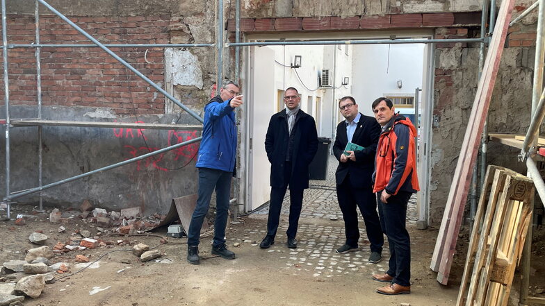 Von links: Bauamtsleiter Hagen Nickol, Landrat Ralf Hänsel, Hauptamtsleiter Robert Wölk und Bürgermeister Jörg Jeromin auf der Baustelle der Rathausscheune.