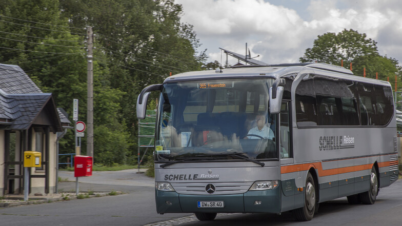 Hier fährt ein Bus von Hartmannsdorf in Richtung Frauenstein. Eine Petition fordert eine weitere Buslinie auf dem Erzgebirgskamm.