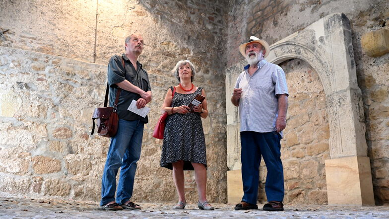 Hernando León (rechts), Christoph Hampel und Doris Schubert stehen im Pesthaus in Pirna, in dem am Wochenende im Rahmen des Tages der Kunst die internationale Ausstellung „Lebensräume“ zu sehen sein wird.
