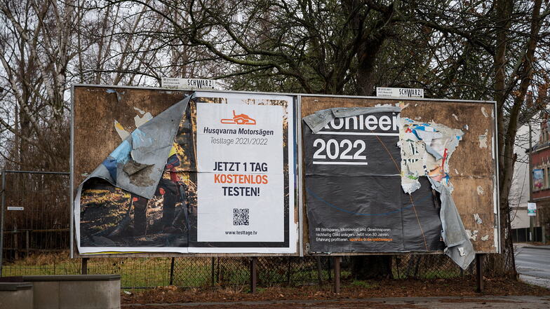An der Zittauer Straße in Görlitz verrät die Werbetafel kaum noch, wofür geworben wird. Der Regen löste die Plakate ab - kein Einzelfall in der Stadt.