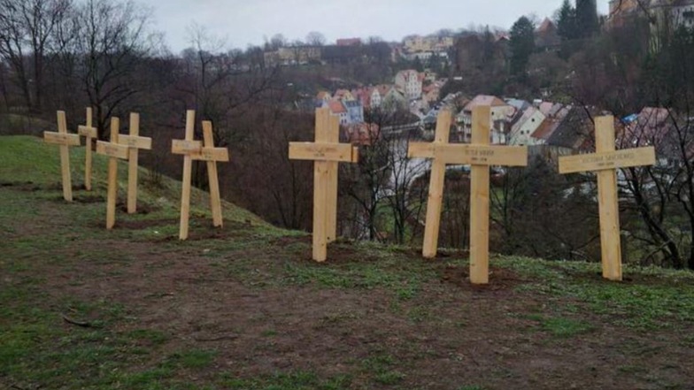 Diese Kreuze wurden auf dem Bautzener Protschenberg aufgestellt.