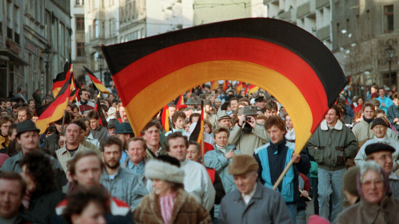 Als noch alle voller Hoffnung waren: Demonstration für die deutsch-deutsche Wiedervereinigung im Januar 1990 in Plauen.