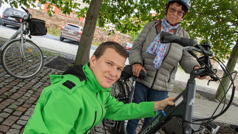 Patric Schieritz codiert hier das E-Bike von Brunhilde Kirsten aus Großenhain. Rund 80 Fahrradbesitzer nutzten jüngst das Angebot der Verkehrswacht Riesa-Großenhain.