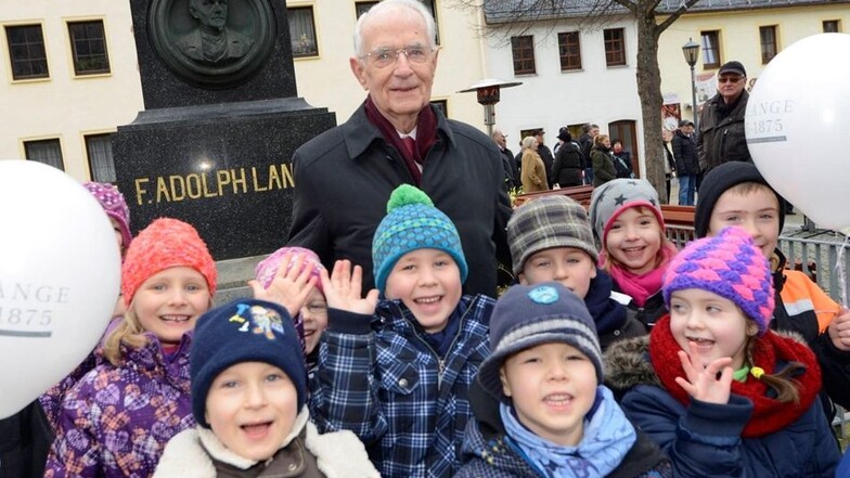Im Februar 2015 feierte Walter Lange zusammen mit Kindern aus Glashütte den 200. Geburtstag seines Urgroßvaters Ferdinand Adolph Lange vor dem Lange-Denkmal in Glashütte.