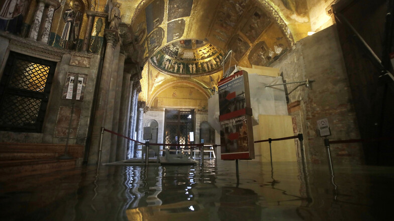 Der Eingangsbereich zum Markusdom ist überflutet.