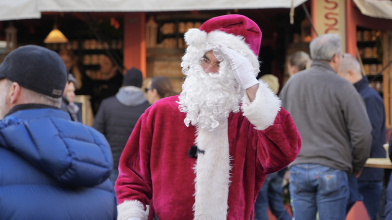 Hält Ausschau auf einem Dresdner Weihnachtsmarkt: Chef-Weihnachtsmann Hendrik Scholz.