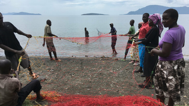 Die Menschen auf der Insel Rusinga ernähren sich auch von Fisch. Hier sind die Fischer zu sehen, die ein Netz einholen.
