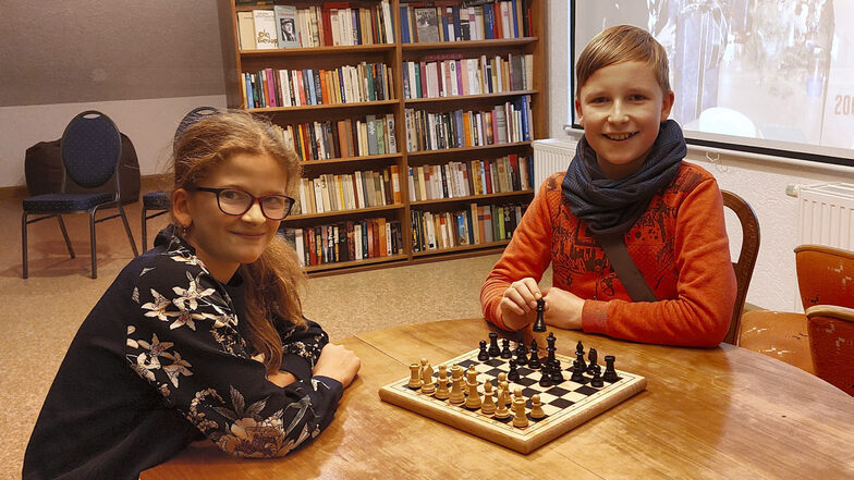 Karla und Oskar spielen Schach in dem jetzt eröffneten Generationentreff im Bürgerhaus Uhyst. Die Kinder haben beim Einrichten geholfen und Bücher in die Regale einsortiert. Sie sind froh, „dass es jetzt endlich losgeht“, und können den ersten Spielenachm