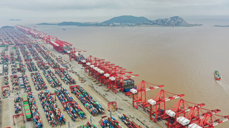 Die Schiffe kommen nicht mehr in den leeren Hafen in Shanghai. Das führt zu Lieferproblemen